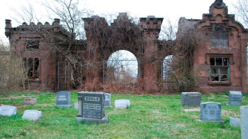 Exploring the Most Abandoned Graveyard in Entire Pennsylvania