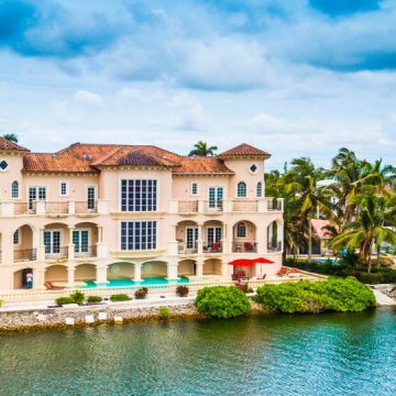 These Most Famous Celebrities live in Naples, Florida