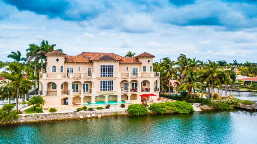 These Most Famous Celebrities live in Naples, Florida