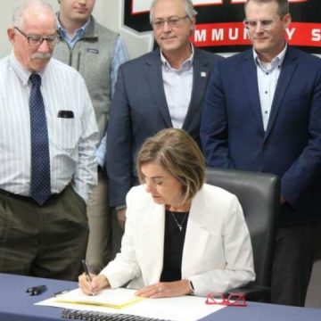 Gov. Reynolds Signs Legislation to Improve Childhood Literacy