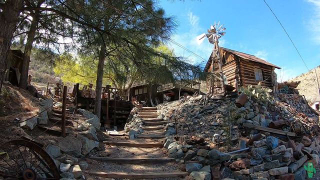 Arizona's Funky Ghost Town Adventure: Vintage Trucks and Historic Landmarks Await