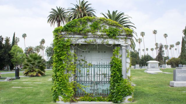 Ghosts and Gravestones Explore 5 Chillingly Haunted Cemeteries (2)