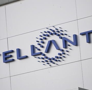 Stellantis will get $7.54 billion to build 2 electric vehicle battery plants