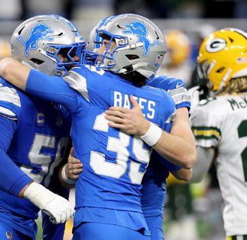 Detroit Lions hang on to win 34-31, clinch playoff spot against Green Bay Packers