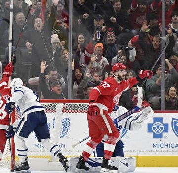 Jeff Petry scores his 1st 2 goals of season, Red Wings beat Maple Leafs 4-2