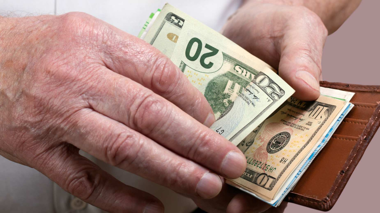 How Much Does a 62-Year-Old Collect from Social Security? The Numbers Revealed!