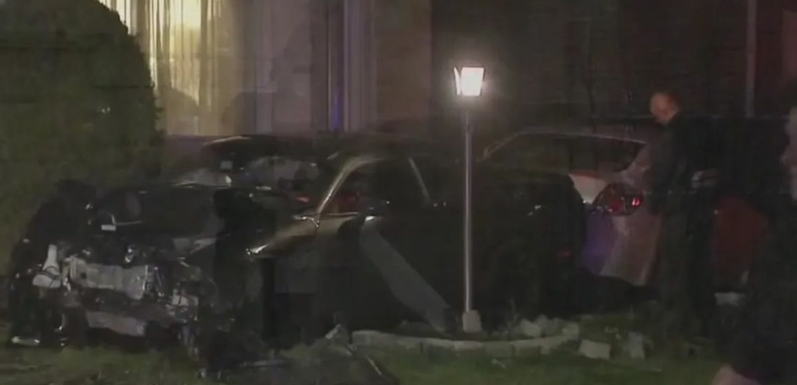 Passenger Found Unconscious in Crashed Car, Driver Nowhere to Be Found after Car Crash in Detroit