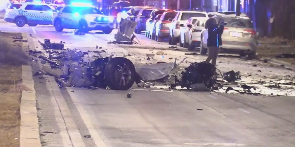 SUV Ripped in Half Violent Crash in Chicago, Driver Pronounced Dead at Scene (1)